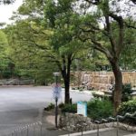 新宿中央公園『ファンモアタイム広場（水の広場）』：JR新宿駅「中央東改札」からの行き方１～「東西自由通路」・西側地上経由
